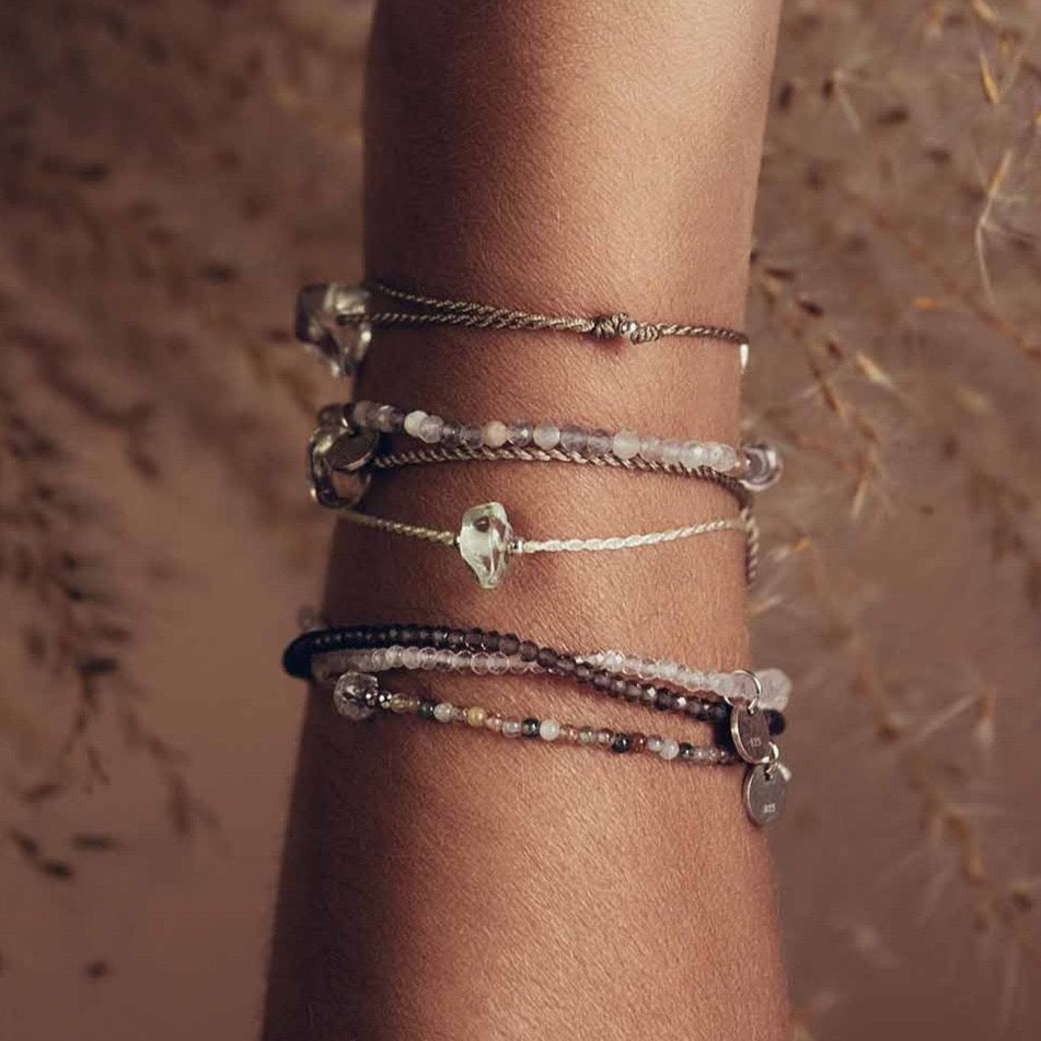 Handgefertigtes Kristallarmband – elegant getragen am Handgelenk.