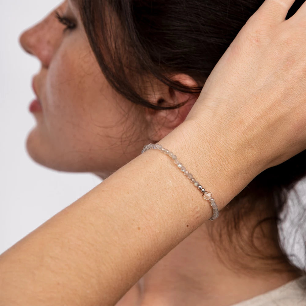 Labradorit Armband - Fantastic Elastic, stilvoll getragen am Handgelenk.