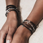 Handmodell trägt das Moosachat Kristallarmband – Stilvolles, elastisches Design für jede Gelegenheit.