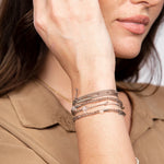 Elegantes Fantastic Elastic Armband mit Rauchquarz Kristallen, stilvoll getragen am Handgelenk.