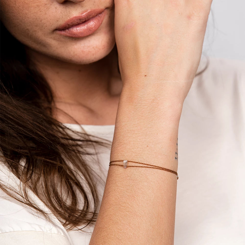 Löwe Sternzeichen Armband – stilvoll am Handgelenk eines Modells getragen.