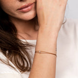 Löwe Sternzeichen Armband – stilvoll am Handgelenk eines Modells getragen.