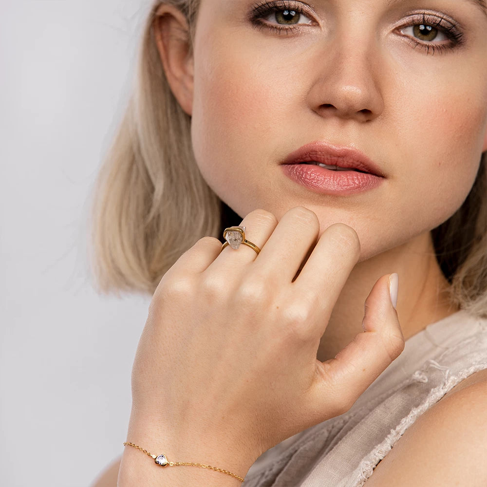 Raw Crystal Ring "Wild & Free" in der Hand gehalten, nahe am Körper, für ein elegantes Tragegefühl.