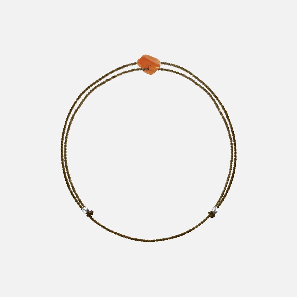 Skorpion Sternzeichen Armband – Elegantes Armband mit Skorpion-Symbol auf weißem Hintergrund