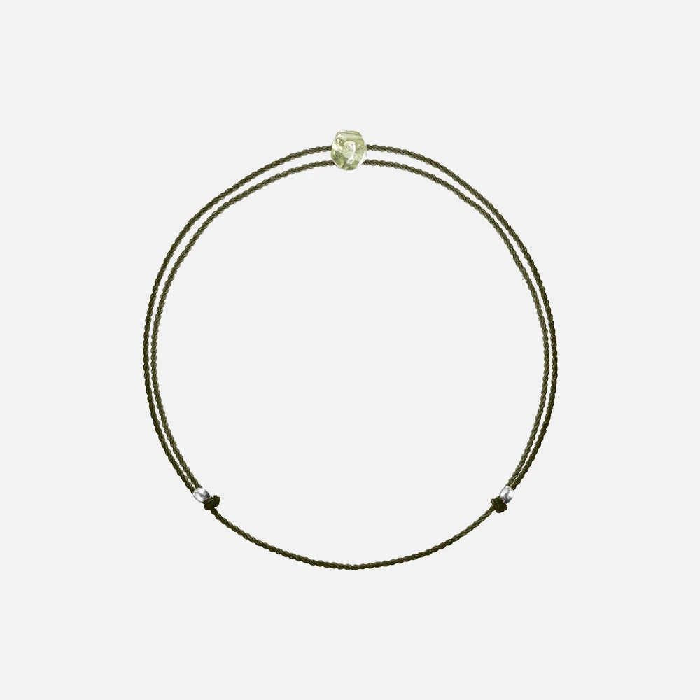 Waage Sternzeichen Armband auf weißem Hintergrund – Elegantes Schmuckstück für Sternzeichen-Liebhaber.