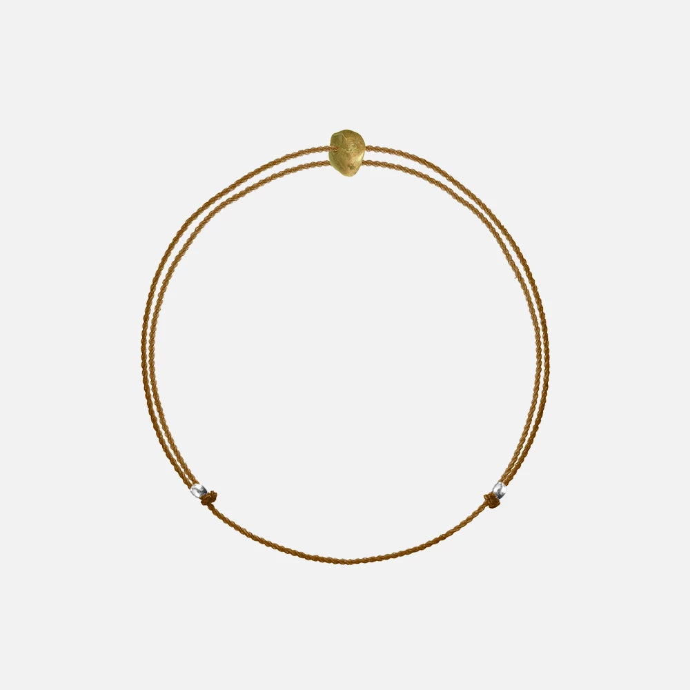 Widder Sternzeichen Armband – Elegantes Armband mit Widder-Symbol auf weißem Hintergrund